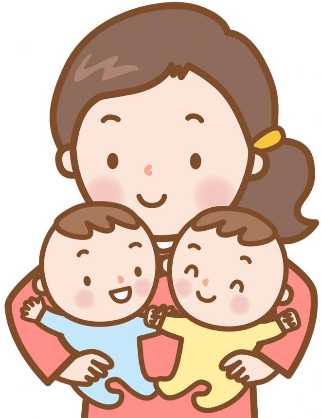 双子を抱っこするママの写真